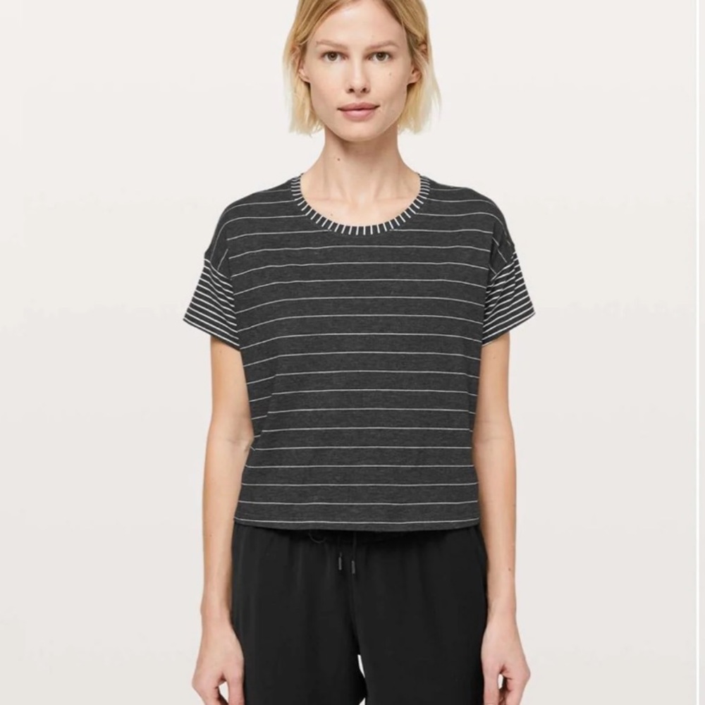 Lululemon cates tee striped! EUC SZ 6